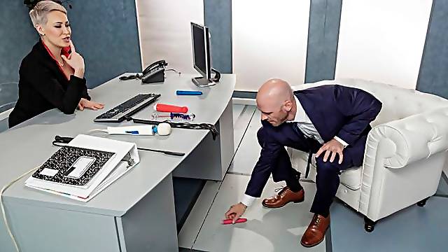 Cute short-haired MILF Ryan Keely shows off her skills for a new lover