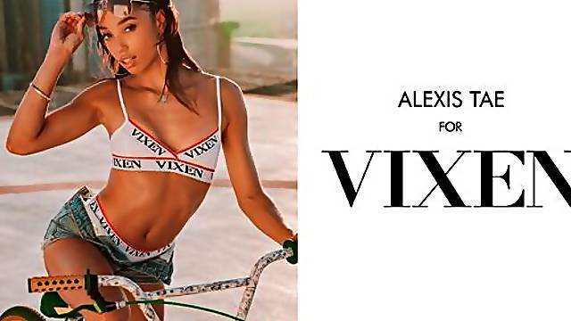 Glamorous ebony Alexis Tae sucks a fat white penis on the knees