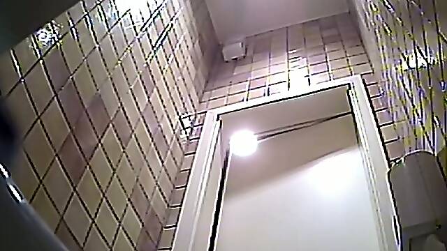 Blonde cute white lady with chunky ass pisses in the toilet