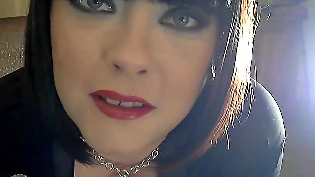 Brit PLUS-SIZE Domme Tina Snua Chain Smoking two Menthol Ciggies