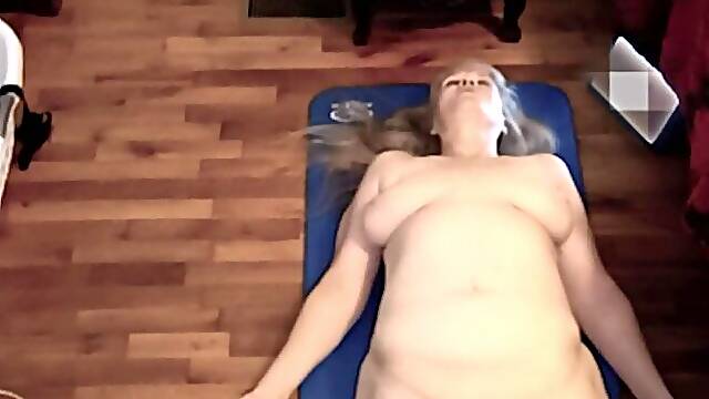 Hot MILF BBW Does Some Good Ole Naked Yoga To Jerkoff To!