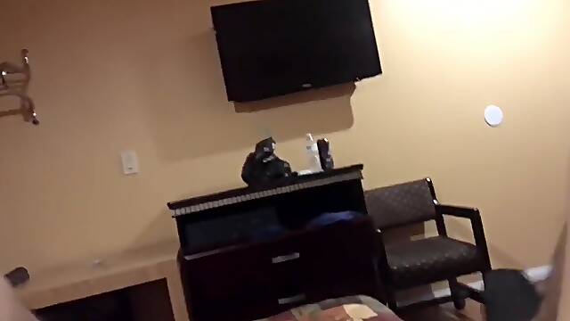 Oops! El mejor amigo de mi hijo me llena de su leche