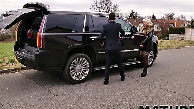 Chubby mature Camilla Creampie wants to be fucked on the table