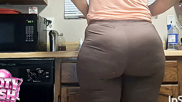 ANAL QUEEN SHOWS HER LARGE ASS KEWL BOOTY WHILST DOING DISHES