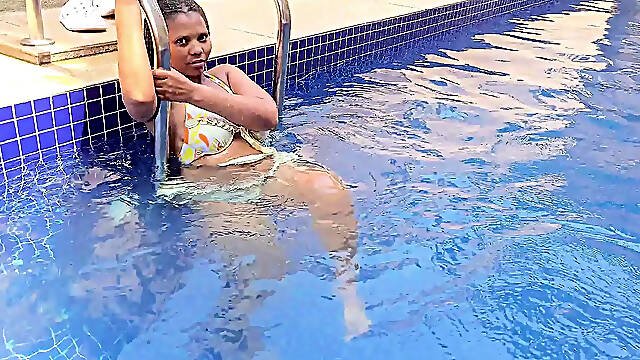 PLUMP Female Masturbation IN SWIMMING POOL