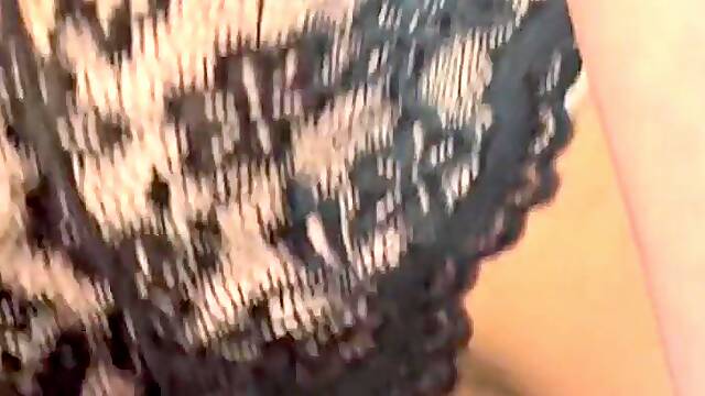 Empalée sur un Levier de vitesse pour jouir