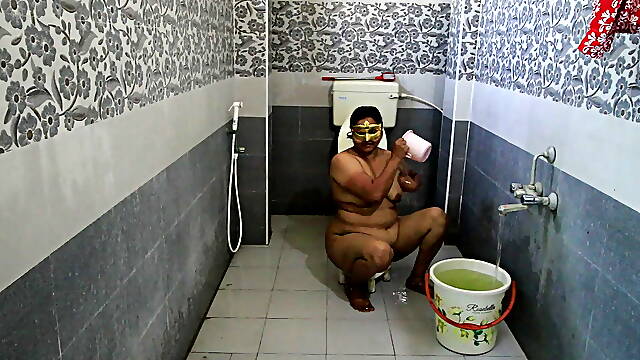 Horny Big Boobs Desi Aunty Taking Shower