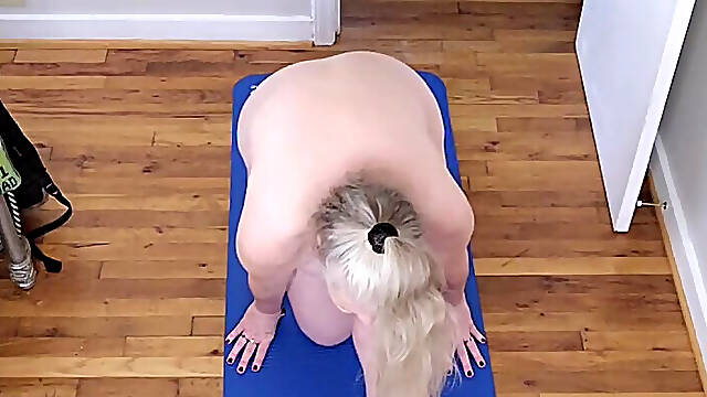 Hot MILF BBW Doing Naked Yoga!