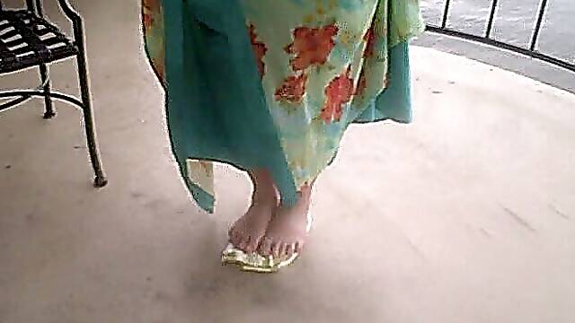 2 BBW are crushing one with bare feet other