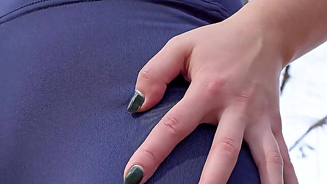 Girl in Yoga Pants Teases Fat Cameltoe Pussy Outdoors