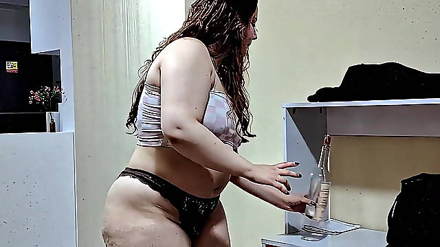 Nicole's Silly Fat Tease: Jiggling Cellulite Ass & Soft Belly Dance