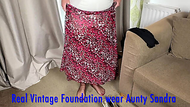 Aunty Sandra Summer Strip Vgq52